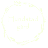 Hundstad gård – lokal, økologisk og sesongbasert mat Logo for Hundstad gård med sirkel av kvister og blader