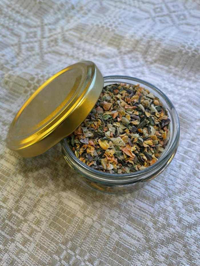 Grønnsakssalt i glass Ulike ferske sesonggrønnsaker samlet i en trekasse, blant annet kål, gulrøtter, beter og squash